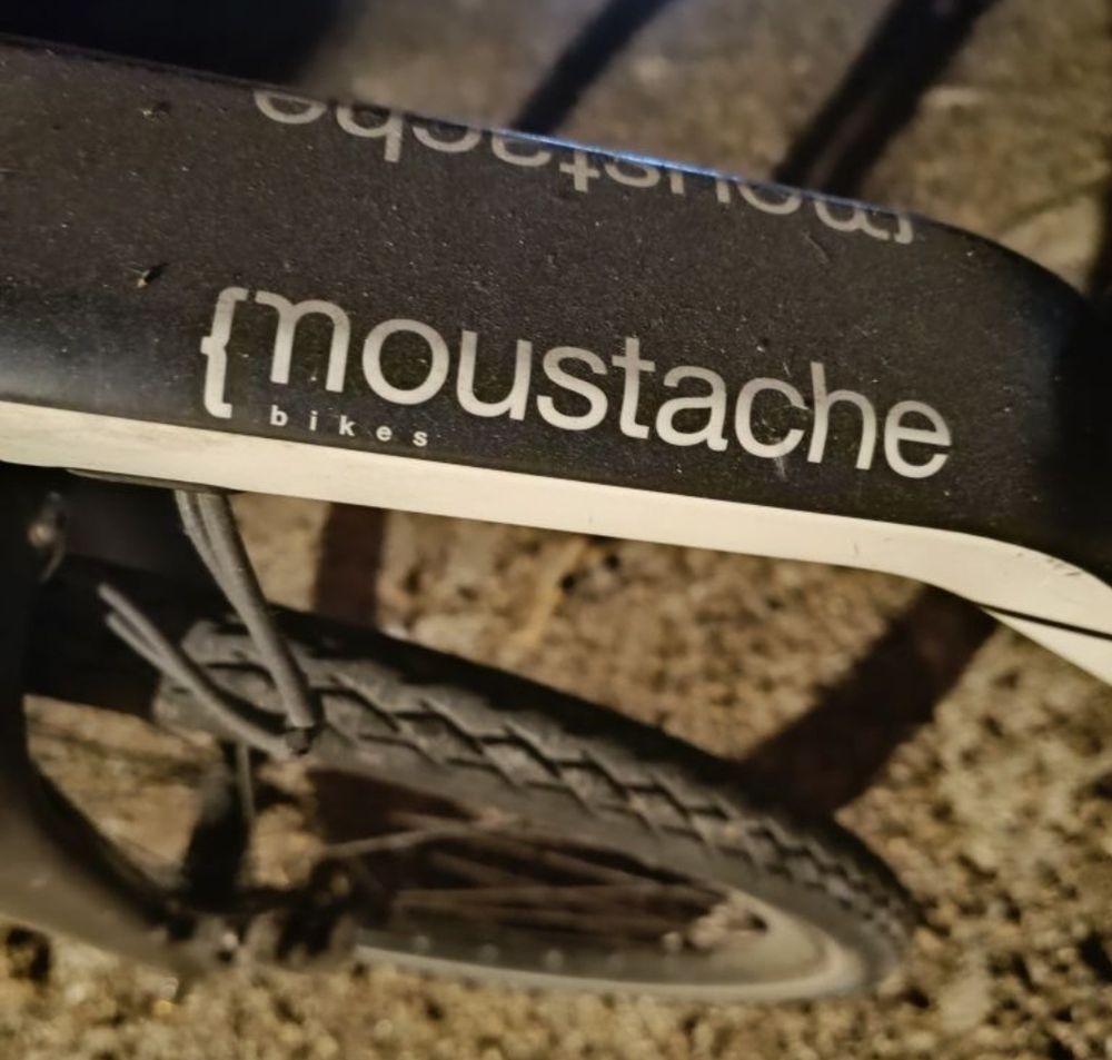 bicicleta elétrica, provavelmente um modelo Moustache Dimanche 28.