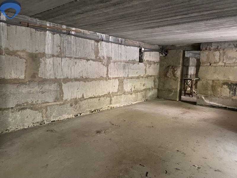 Большой цоколь в спальном районе, ул. Старицкого