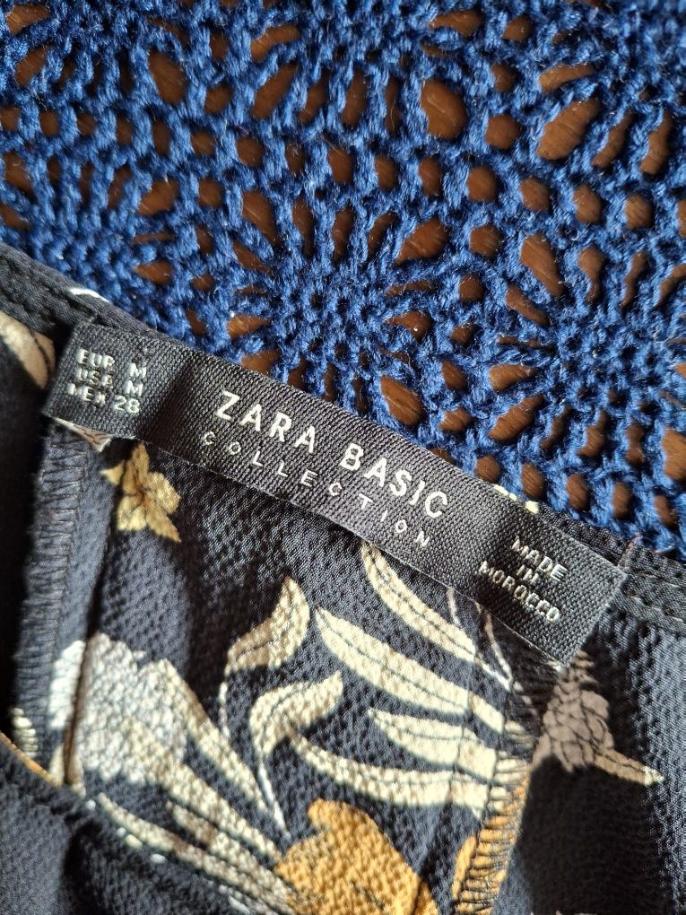 Czarna sukienka w kwiaty Zara basic, roz. M