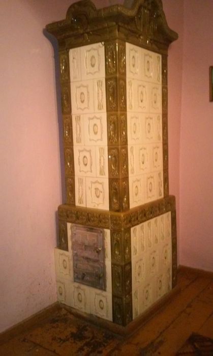 Stary piekny piec kaflowy