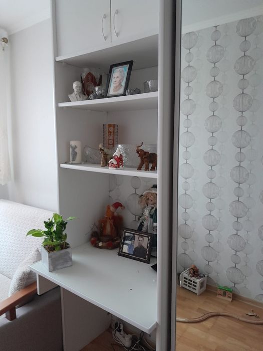 Szafa z półkami i biurkiem