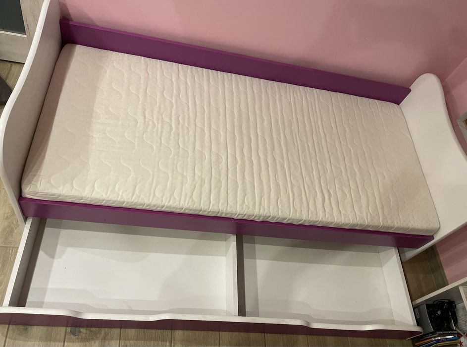 Łóżko dziecięce z materacem i schowkiem na pościel