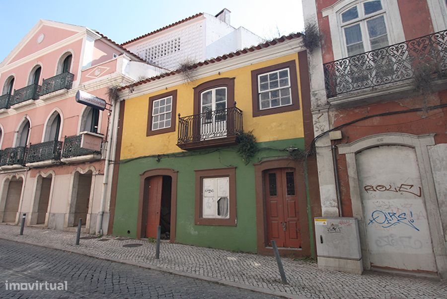 Prédio para recuperar, 3 pisos, cave e logradouro, Caldas da Rainha
