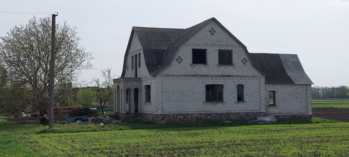 Продається новобудова в незавершеному стані.