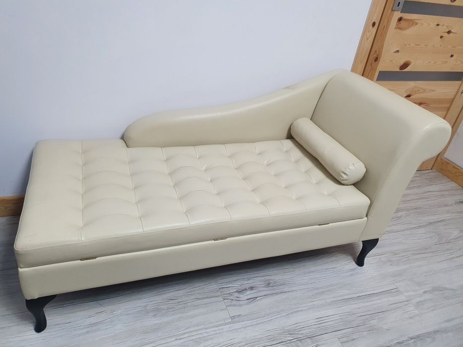 Szezlong chesterfield kremowy pikowana sofa