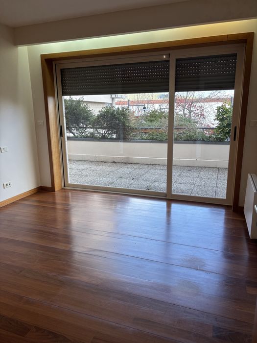 Arrendo apartamento fabuloso super bem situado , zona privilegiada da