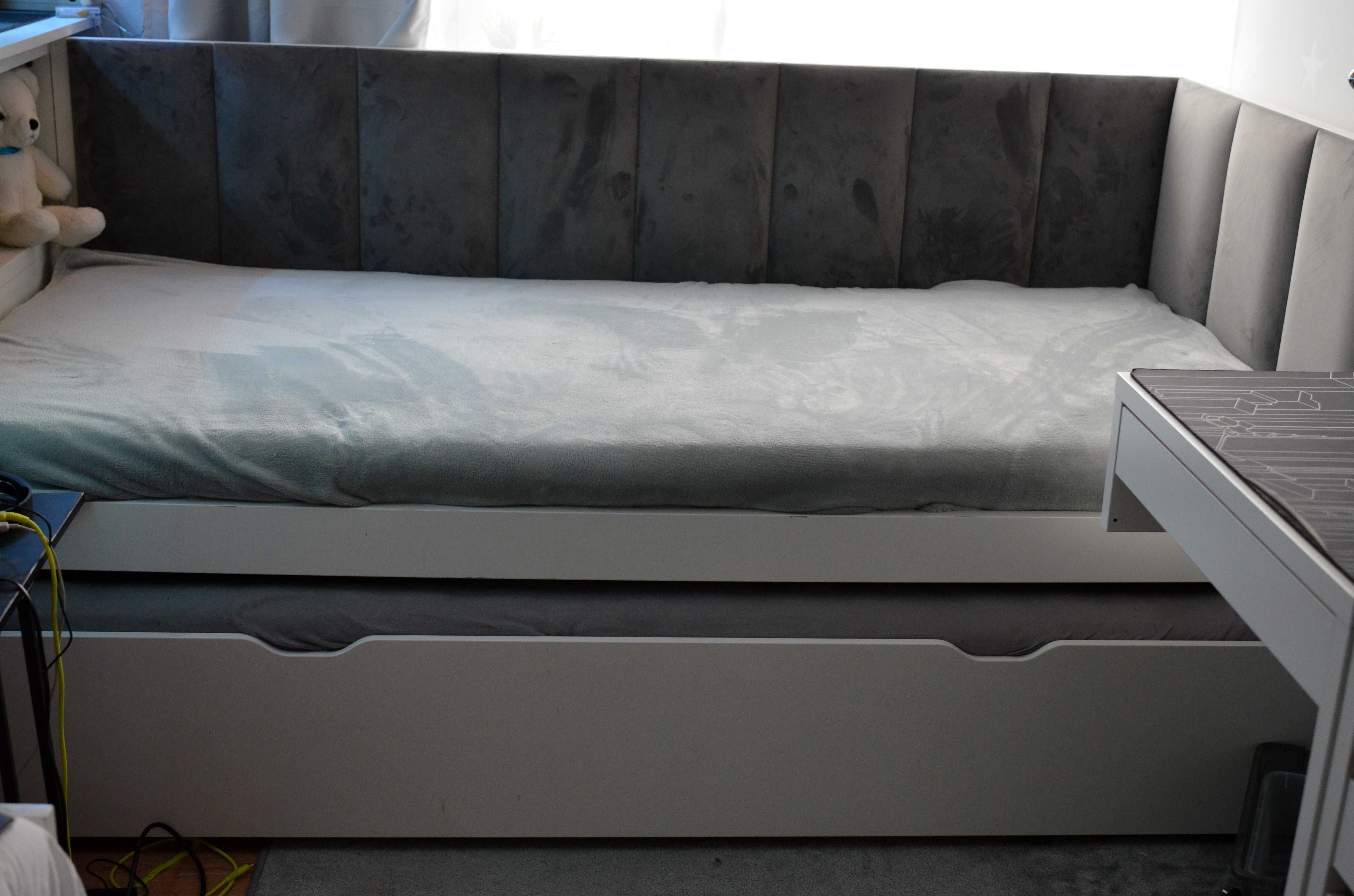 Łóżko IKEA FLAXA 90x200 z wysuwanym dodatkowym łóżkiem i zagłówkiem.
