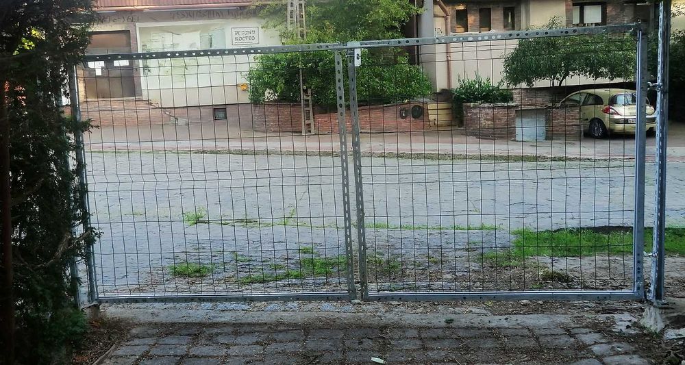 Brama wjazdowa rozwierna dwu skrzydłowa razem ze słupkami do bramy