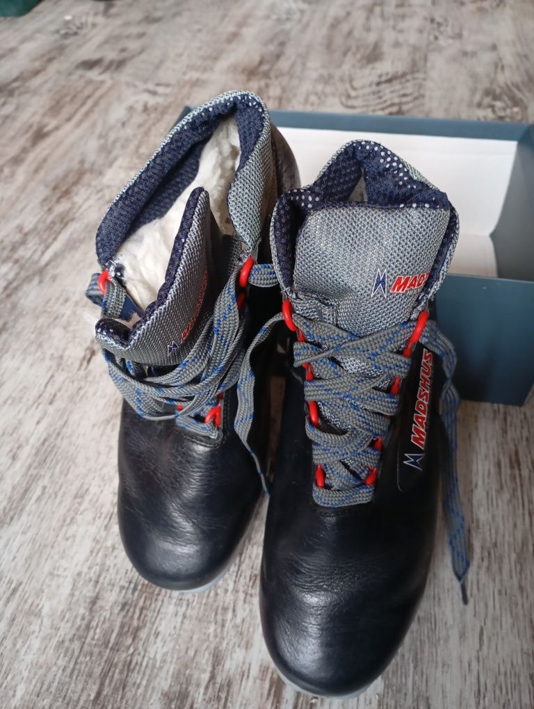 Buty do nart biegowych biegówki Madshus. Rozmiar43 Zapięcie NNN