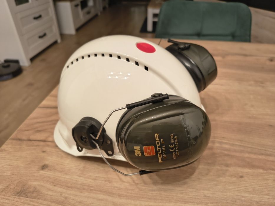 Kask ochronny biały z nausznikami 3M