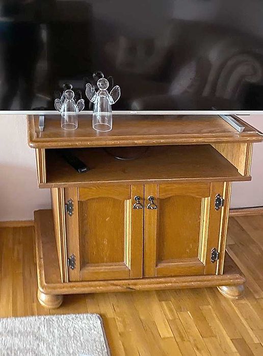 Dębowa szafka pod telewizor w stylu antyk