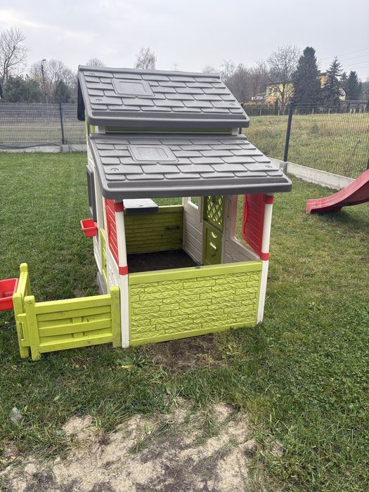 Smoby domek dla dziecka ogrodowy z ogródkiem, stoliczkiem i dzwonkiem.