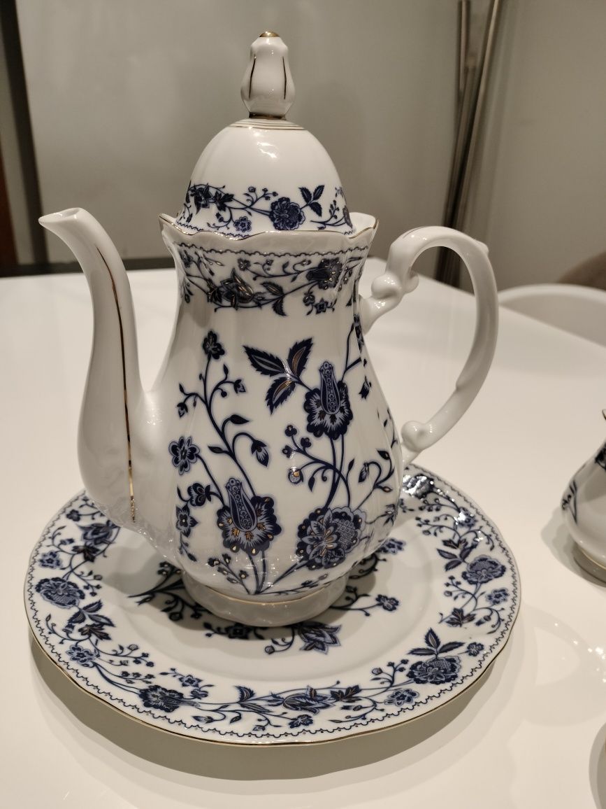 Conjunto de chá. Porcelana LG Limoges decorada a mão