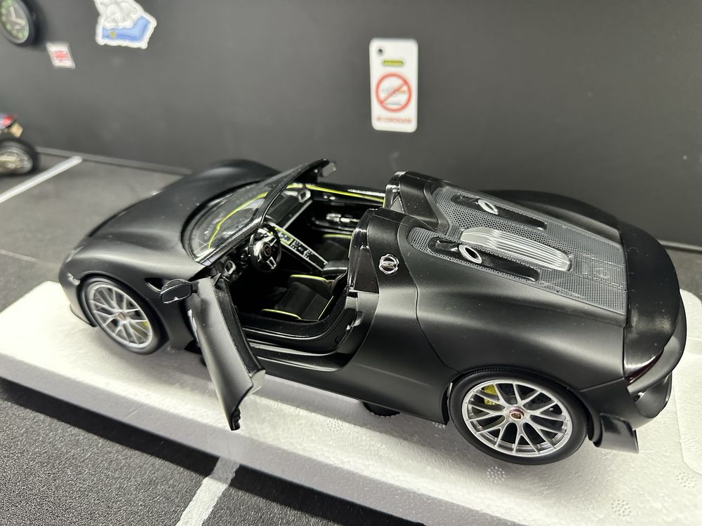 Модель Porsche 918 spyder minichamps 1:18