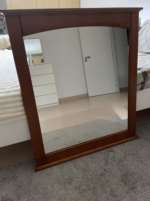 Cama + estrado + colchão + 2 mesas cabeceira + comoda + espelho