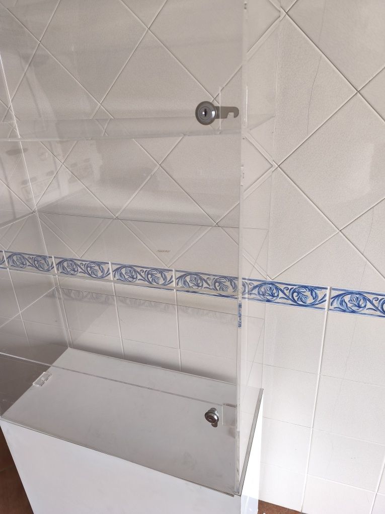 Móvel acrilico com quatro prateleiras e com fechadura