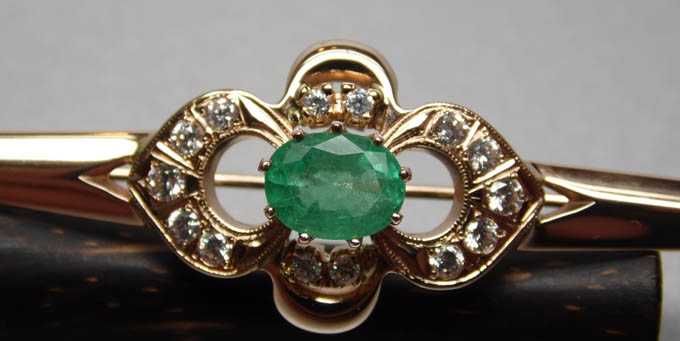 Złota broszka naturalny szmaragd i cyrkonie.