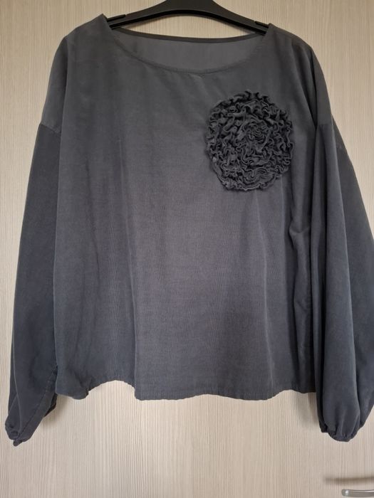 Włoska grafitowa bluzka z cienkiego sztruksu z kwiatem