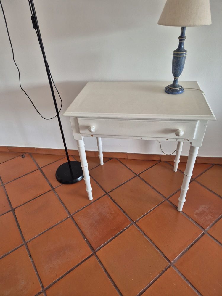 4 mesas de cabeceira. 1 comoda, 1 mesa de apoio.