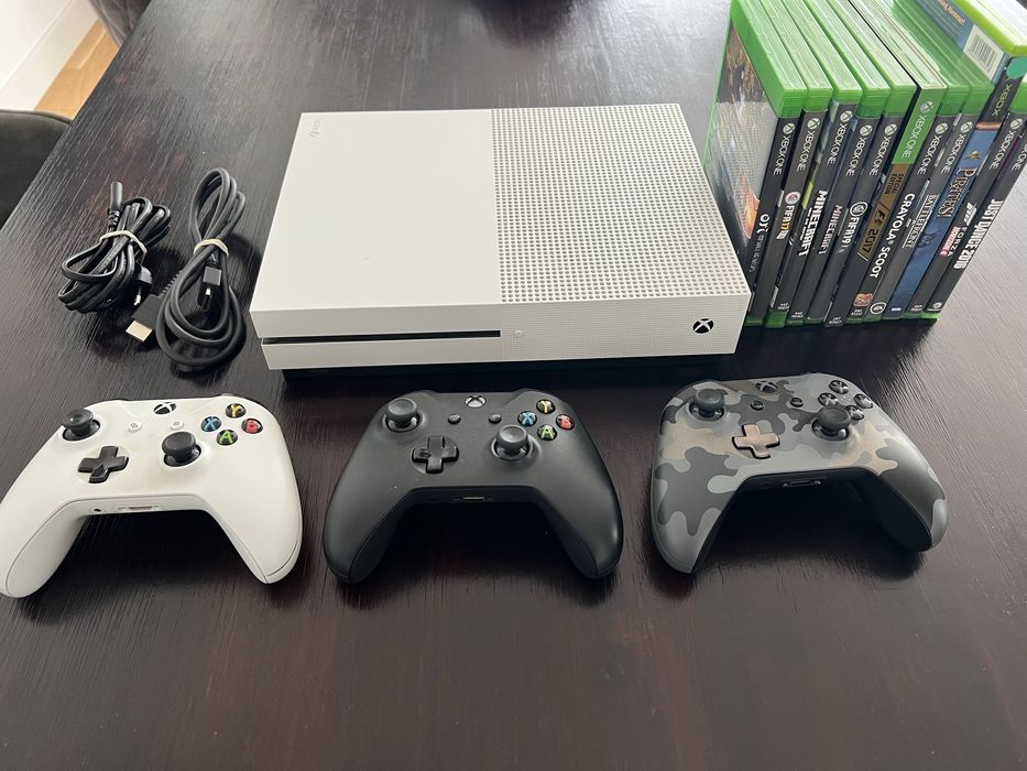Xbox One S 500 GB + 3 kontrolery + 11 gier – komplet
