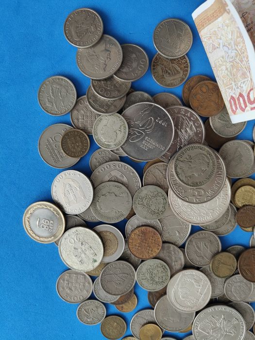 Moedas de escudos e duas notas