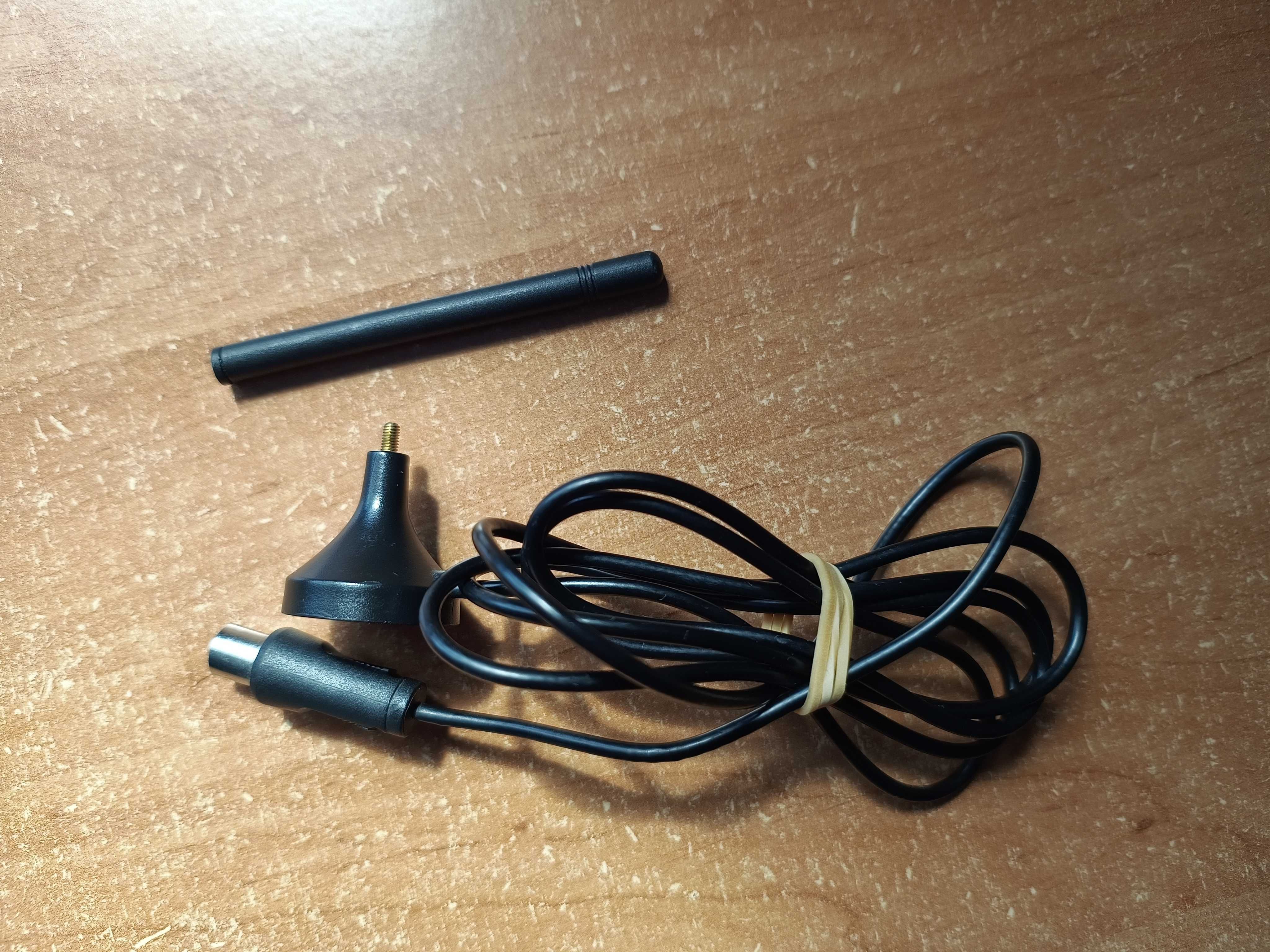 Mała czarna antenka wys 11cm z magnesem wtykiem antenowym kabel 145 cm