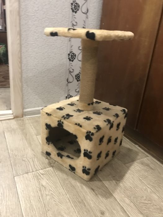 Домівка з кігтеточкою для котів