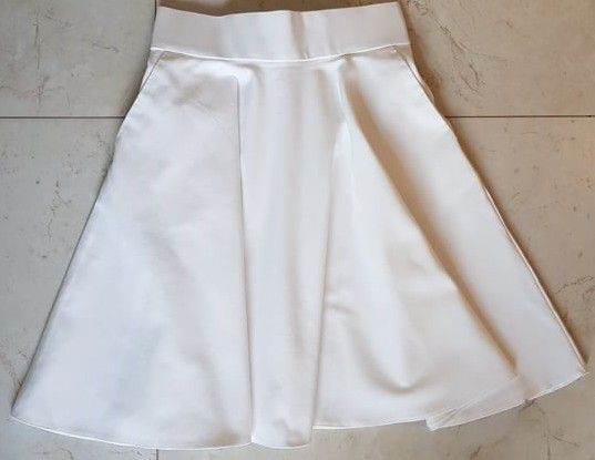 Rozkloszowana kremowa spódnica z zakładkami ORSAY