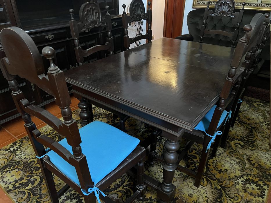 Mesa e 6 cadeiras, estilo clássico em castanho