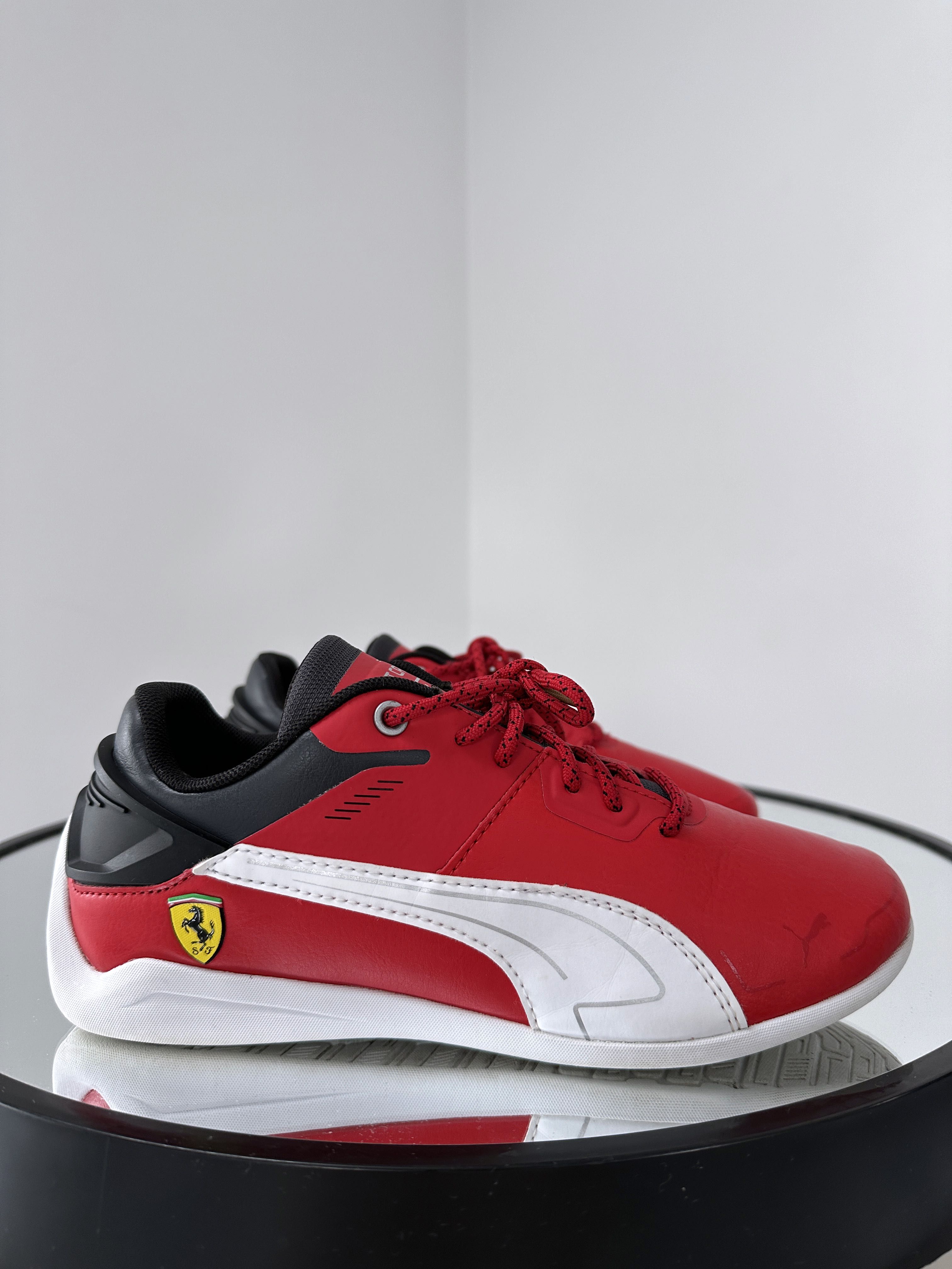 Яркие крутые кроссовки Puma Ferrari