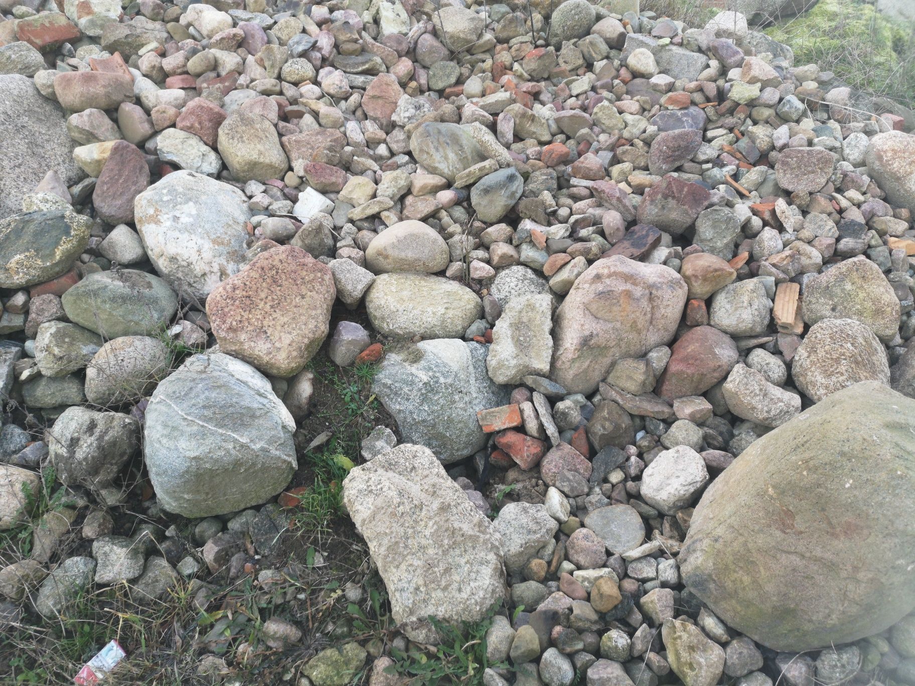 Kamień polny różnej wielkości