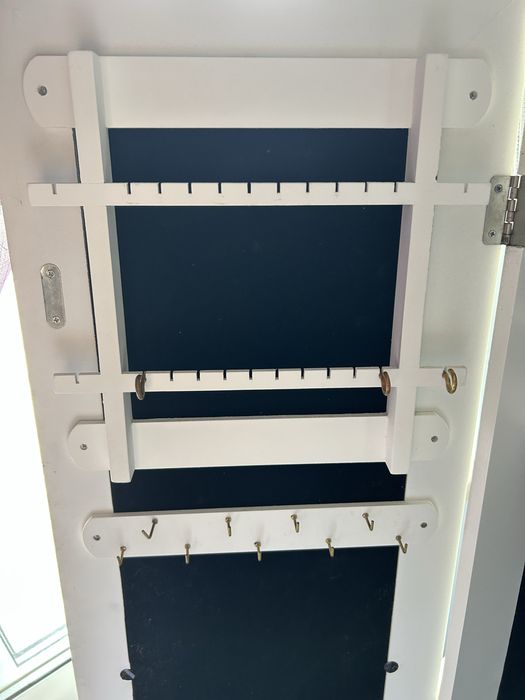 Espelho IKEA de pé branco com espaço para acessorios pessoais