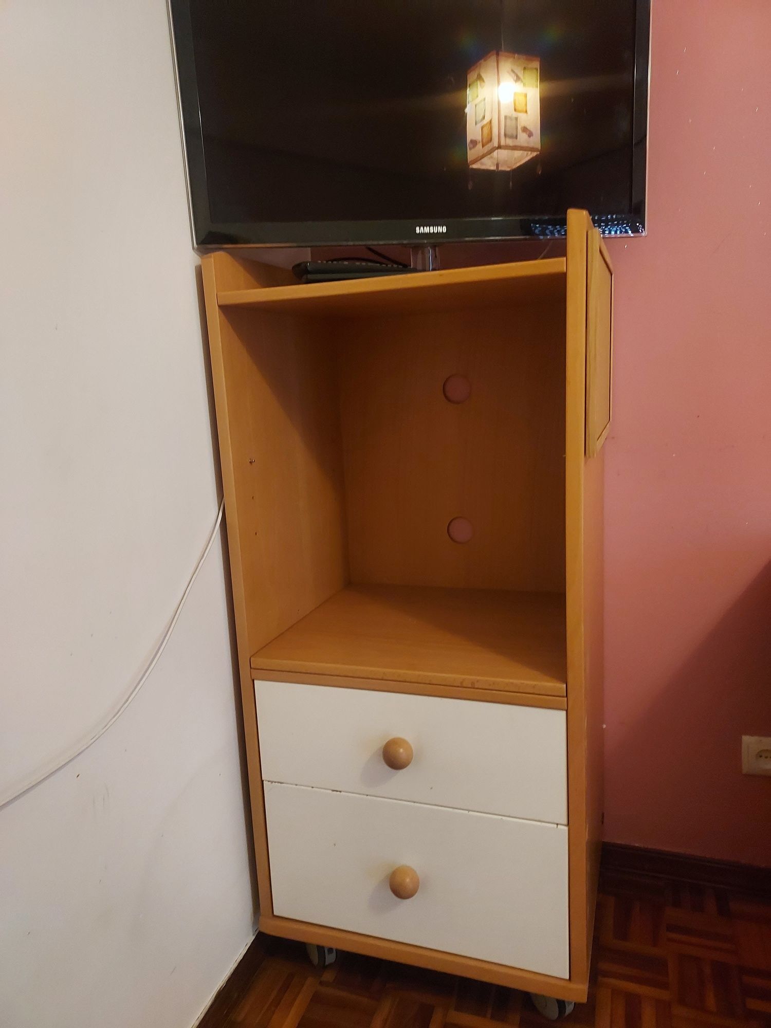 Cama dupla, escrivaninha e móvel em madeira e muito bom estado.