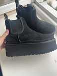 Продам оригинальные UGG, куплены в прошлом году одеты несколько раз…..