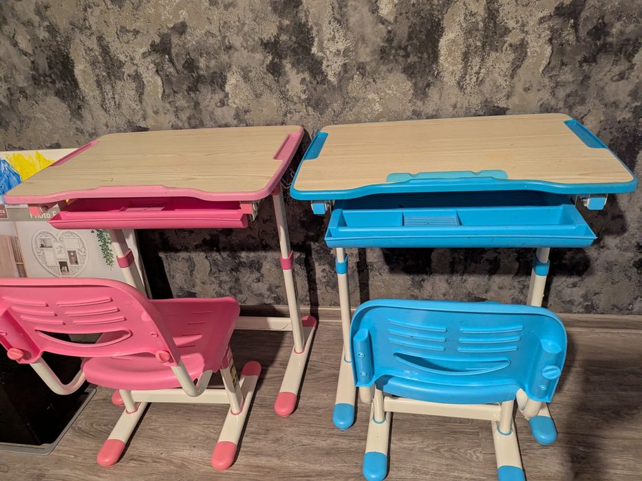2 biurka regulowane dla młodszych dzieci