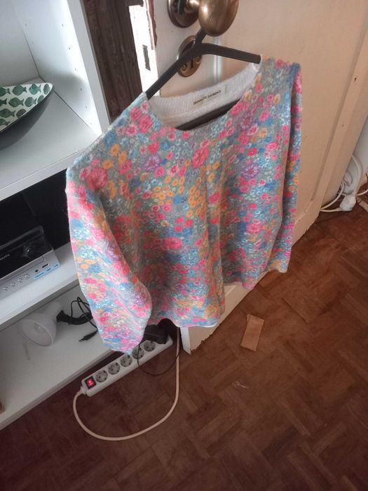 Camisola com motivos florais