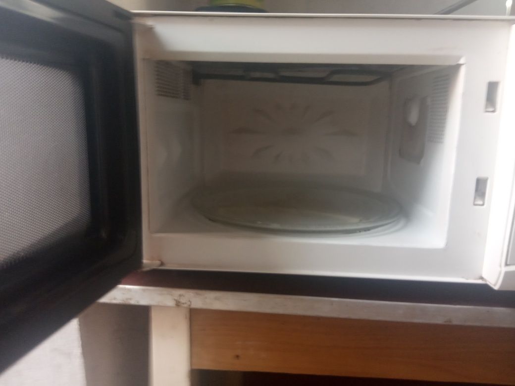 Микроволновая печь Zanussi с функцией гриль.
