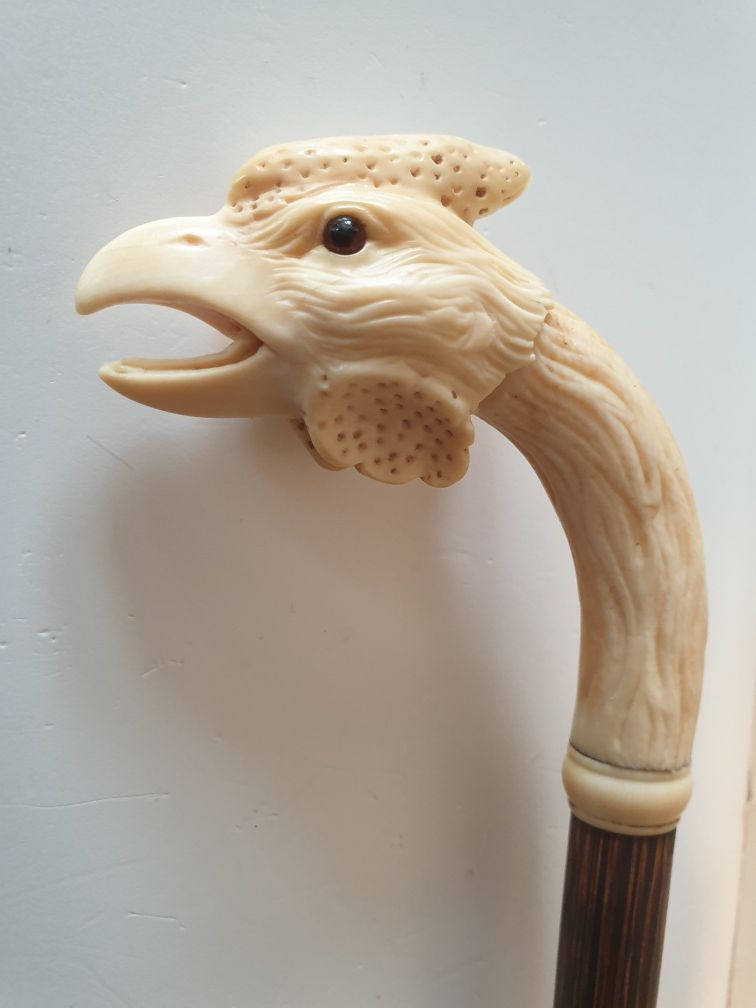Fantástica antiga sombrinha asiática com pega Galo preciosa esculpida