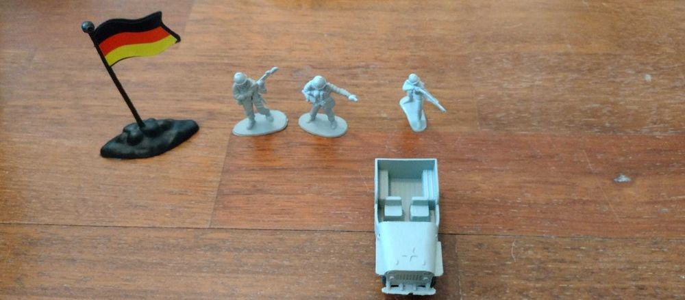 Pudło plastikowych żołnierzyków