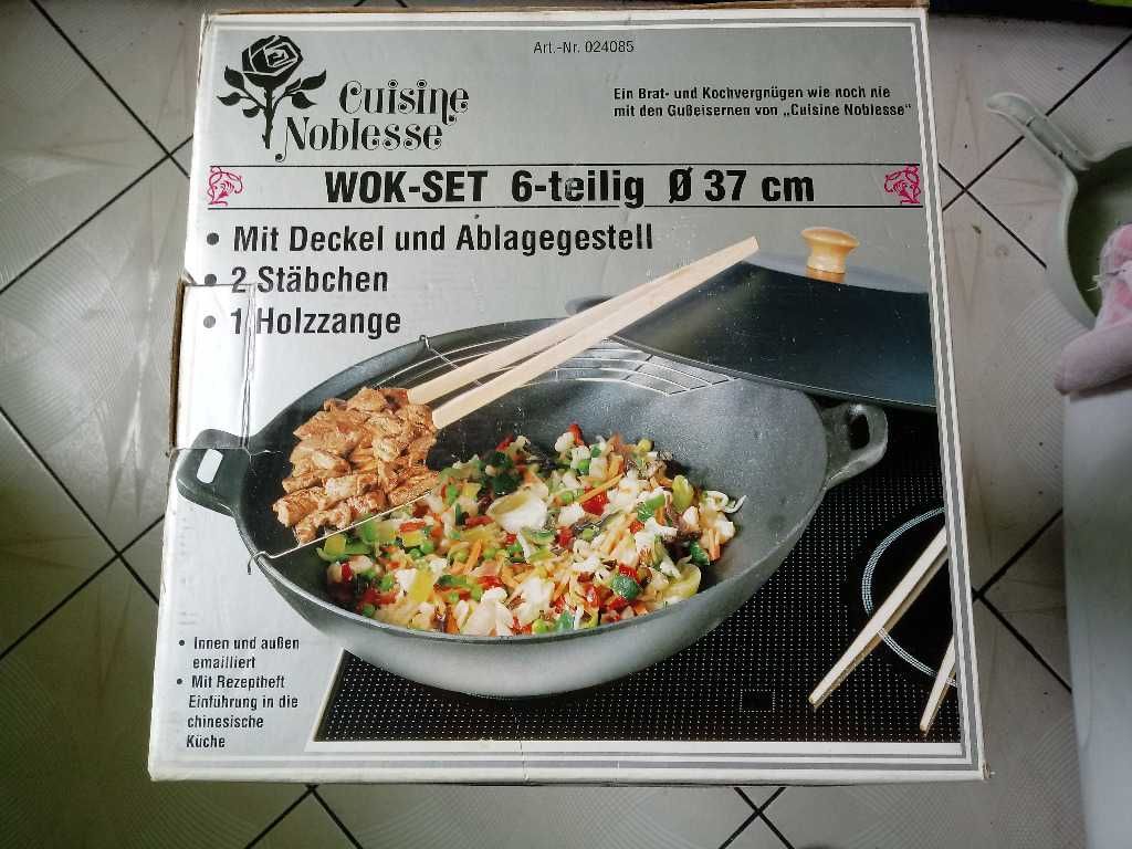 Wok żeliwny Fi 37 cm z rusztem i pokrywą