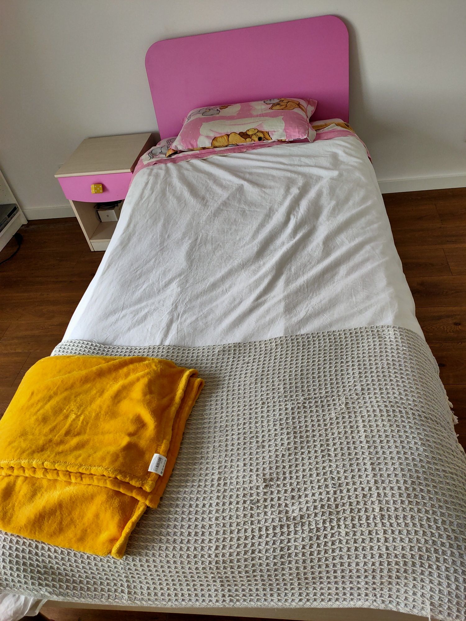 Cama e mesa de cabeceira da barbie