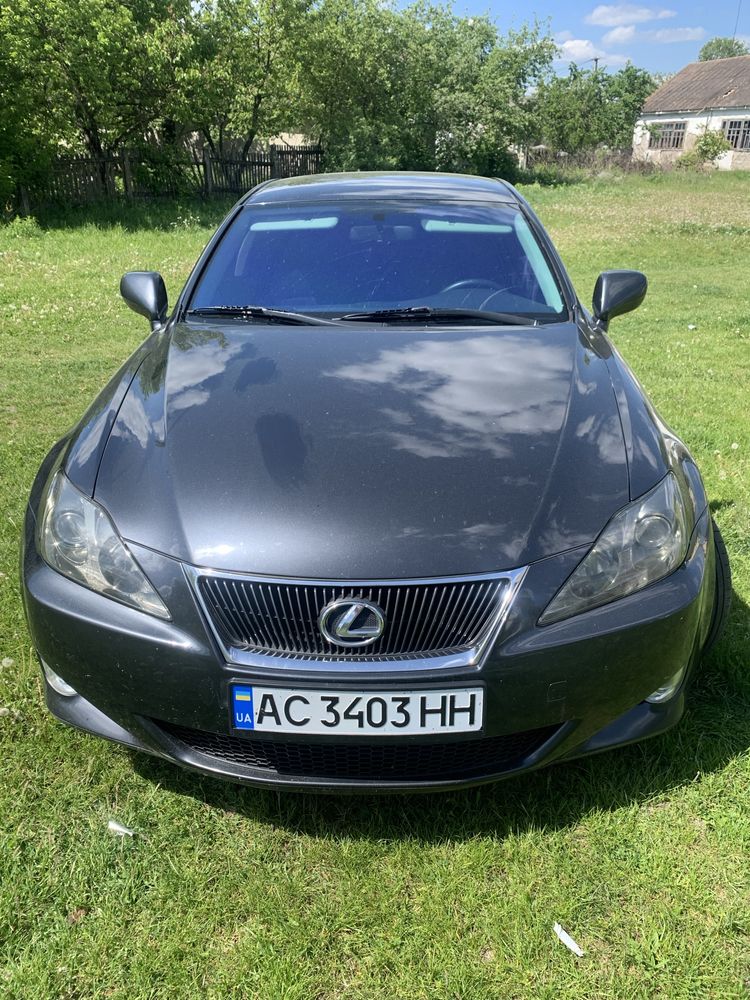 Продам LEXUS is 220D