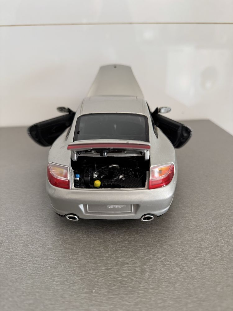 Porsche 911 Carrera 4S - Miniatura 1:18