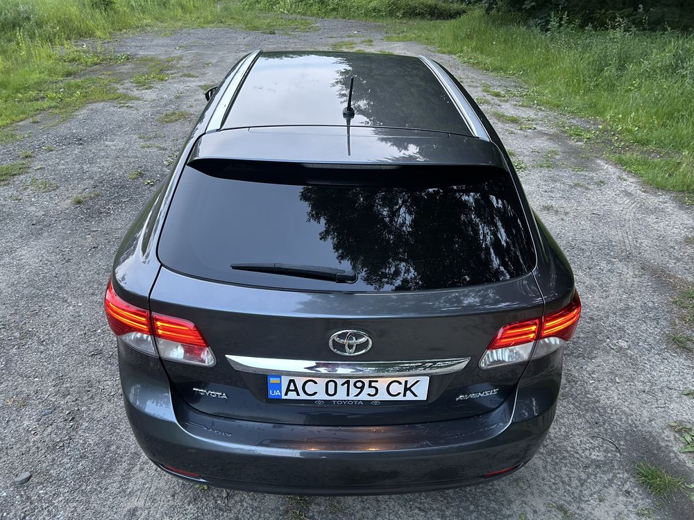Toyota Avensis 2015 року