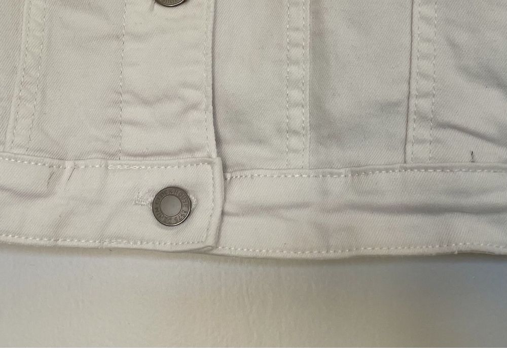 Casaco de ganga branco com botões (sinais de uso) (Clockhouse, tam 38)