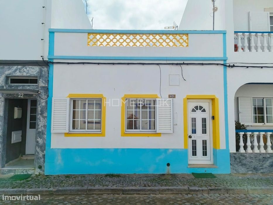 Moradia T2 Renovada, Quintal e Terraço - Arrendamento Anual, Sta Luzia