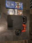 PS4 czarny + 2 pady + 4 gry na płytę