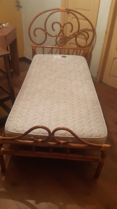 Cama artesanal em óptimo estado, com colchão incluído.