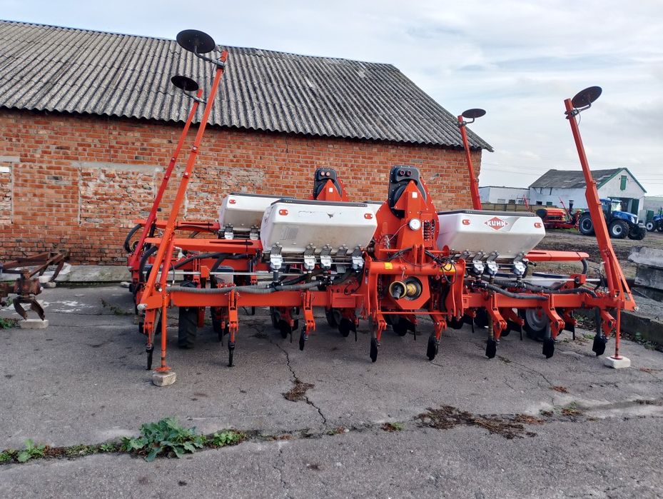 Продаєця сівалка кун плантер 3