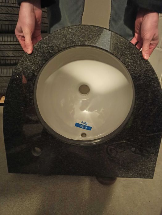 Umywalka łazienkowa Roca podwieszana z blatem z naturalnego kamienia